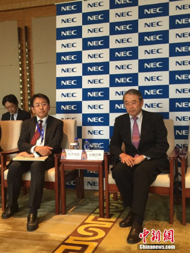 右：NEC全球董事长远藤信博。左：NEC常务执行董事松木俊哉。中新网 吴涛 摄